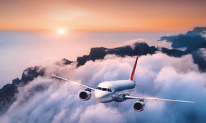 在云端之上飞行的飞机摄影高清图片