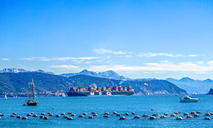 集装箱货运船只与海天一色摄影图片